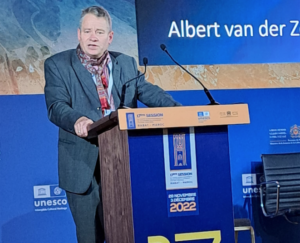 The Editor-in-Chief, Eivind Falk, presenting the Albert van der Zeiden Prize and the winner from stage at the 17.COM in Rabat
