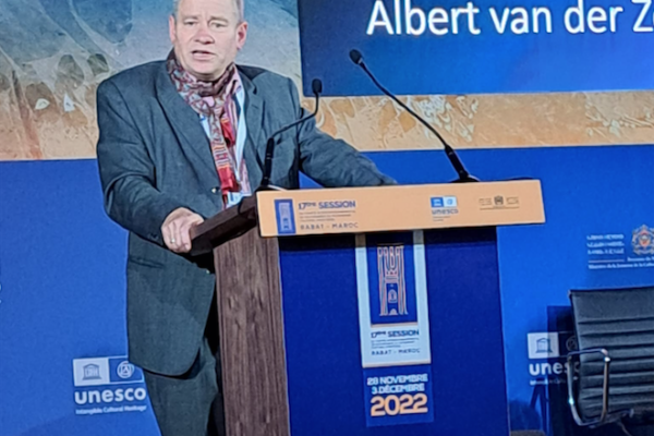 The Editor-in-Chief, Eivind Falk, presenting the Albert van der Zeiden Prize and the winner from stage at the 17.COM in Rabat