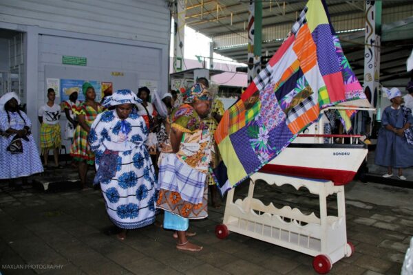 NAKS - Suriname - preparing the boat for the performance of the Boto Banya - photo credit Max Lante