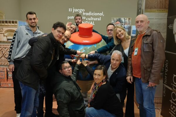 AJEST - Foto Comodín Socios Peonza - Pere Lavega