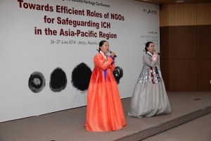 A performance of "Arirang Yeongok". Performers: So-Ra Ahn, Jeong-hwa Seo